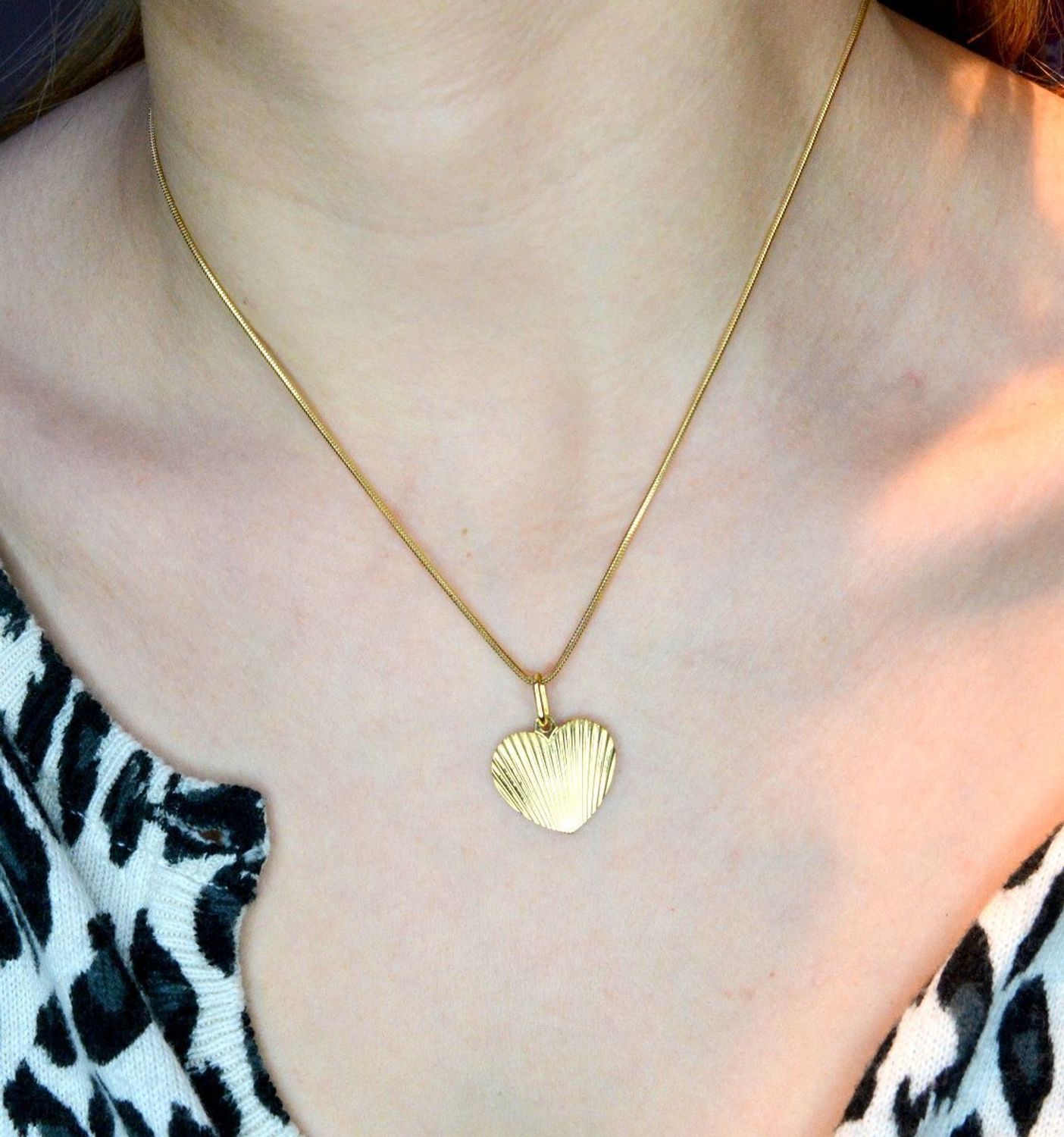 Złota zawieszka 585 grawerowane serce DIA-ZAW-2540-585. . Złoto jest cenionym materiałem wśród jubilerów. Zawieszkę można zestawić z inną biżuterią dostępną w naszej ofercie i stworzyć modne sety. Zawieszka to idealny po.jpg