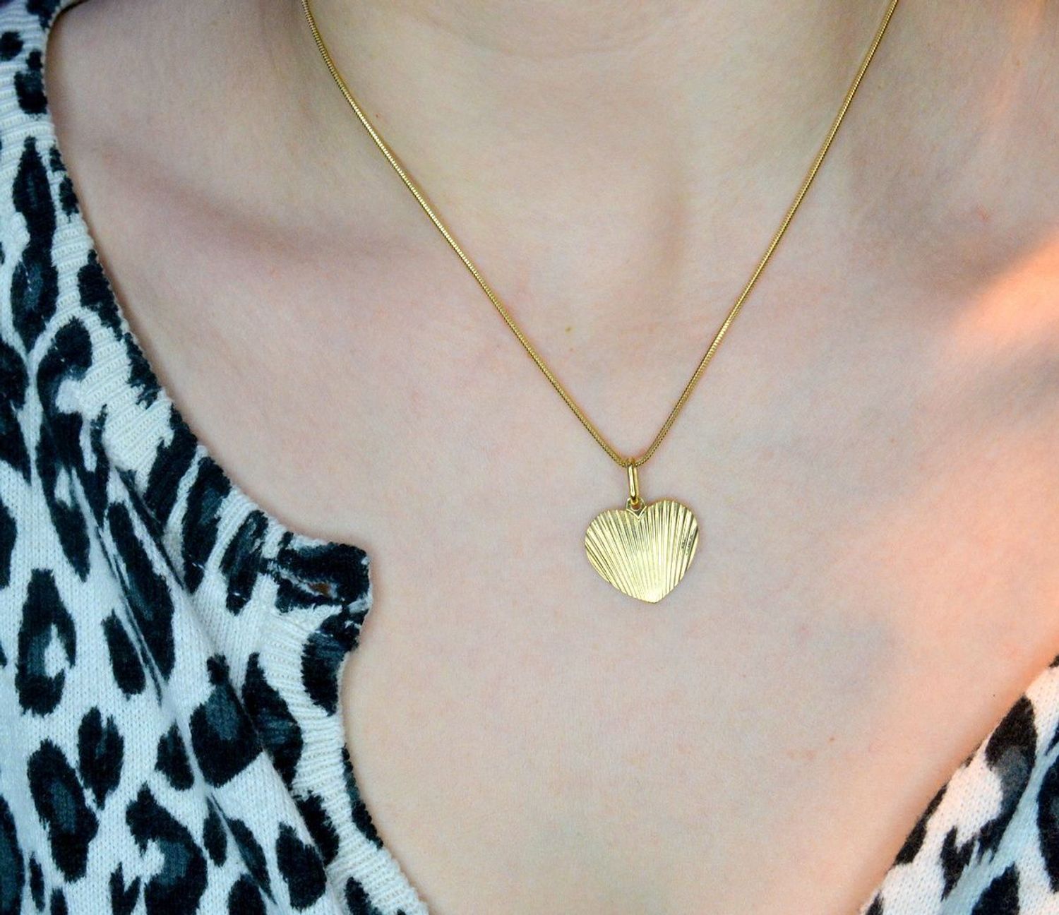 Złota zawieszka 585 grawerowane serce DIA-ZAW-2540-585. . Złoto jest cenionym materiałem wśród jubilerów. Zawieszkę można zestawić z inną biżuterią dostępną w naszej ofercie i stworzyć modne sety. Zawieszka to idealny po.jpg