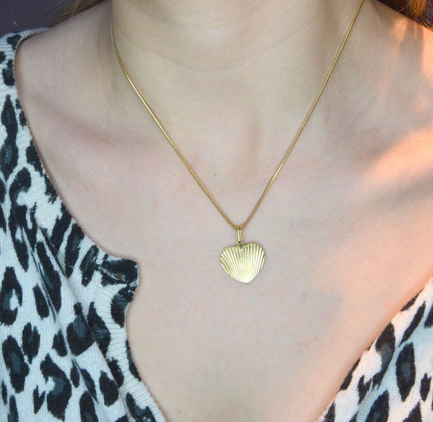 Złota zawieszka 585 grawerowane serce DIA-ZAW-2540-585. . Złoto jest cenionym materiałem wśród jubilerów. Zawieszkę można zestawić z inną biżuterią dostępną w naszej ofercie i stworzyć modne sety. Zawieszka to idealny po.jpg