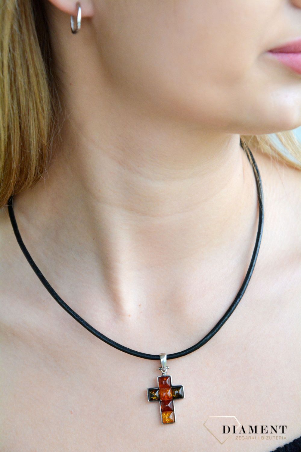 Srebrna zawieszka 925 krzyż z bursztynu wielokolorowy DIA-ZAW-2577-bursztyn.jpg