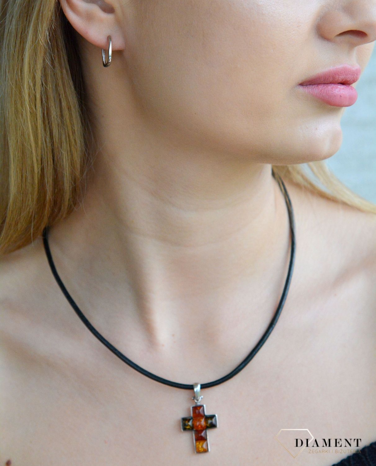 Srebrna zawieszka 925 krzyż z bursztynu wielokolorowy DIA-ZAW-2577-bursztyn.jpg