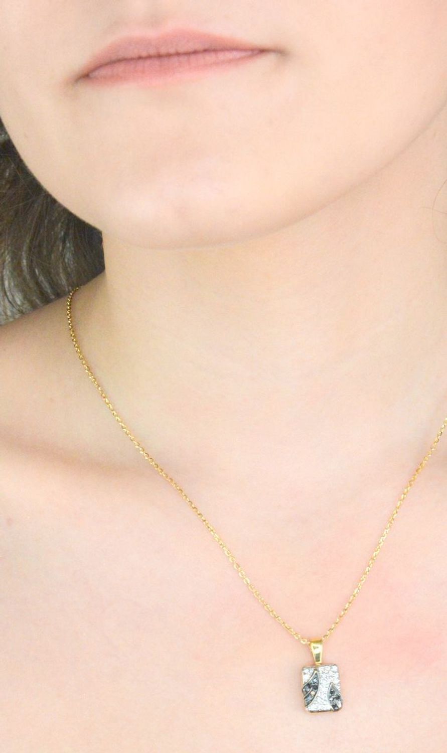 Zawieszka złota prostokątna cyrkonie pr 585, DIA-ZAW-2591-585 Wisiorek został wykonany z wysokiej jakości złota próby 585. Złoto to jeden z najpopularniejszych kruszców, cenione przez kobiety na całym świecie1.jpg