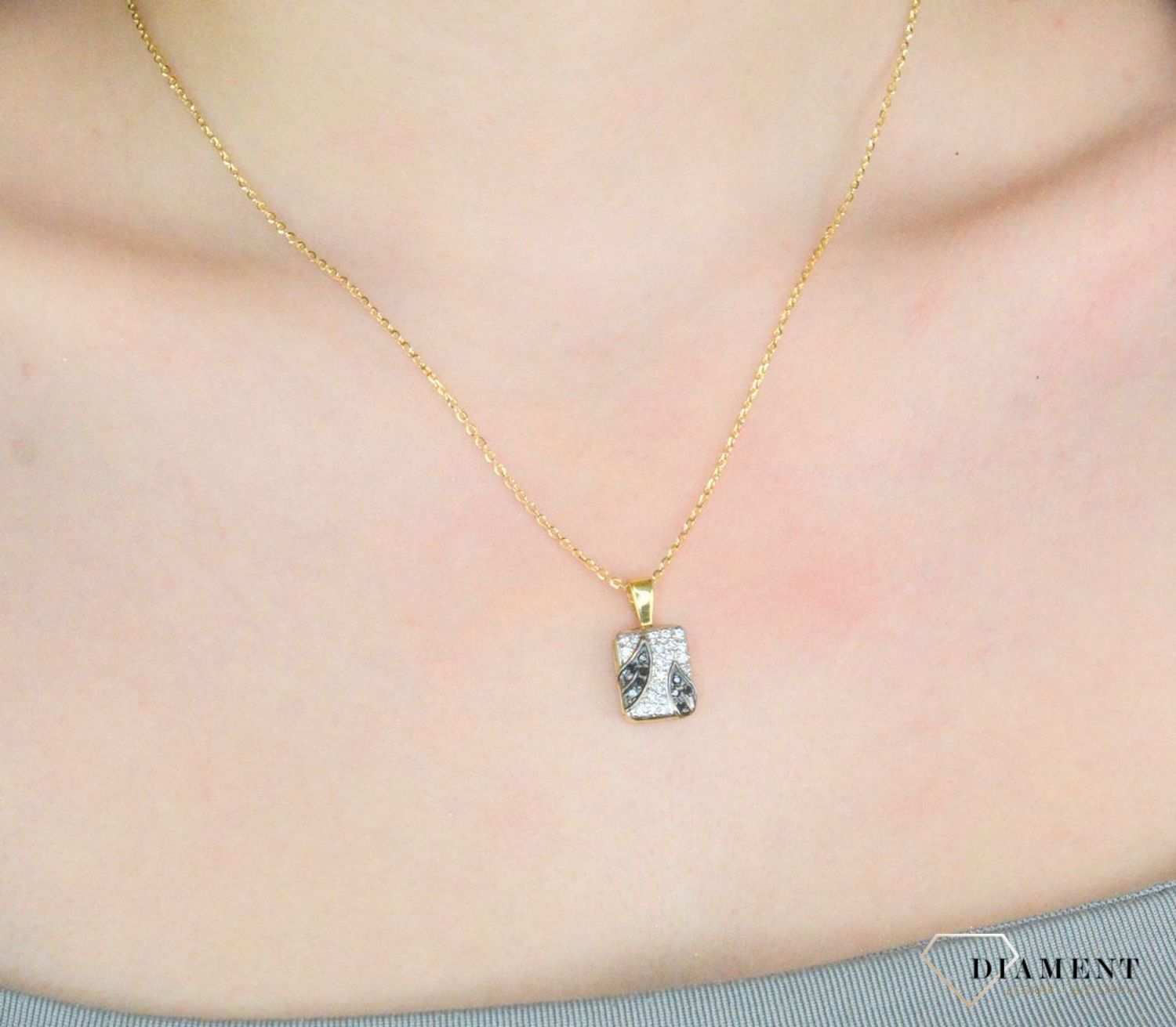 Zawieszka złota prostokątna cyrkonie pr 585, DIA-ZAW-2591-585 Wisiorek został wykonany z wysokiej jakości złota próby 585. Złoto to jeden z najpopularniejszych kruszców, cenione przez kobiety na całym świecie1.jpg