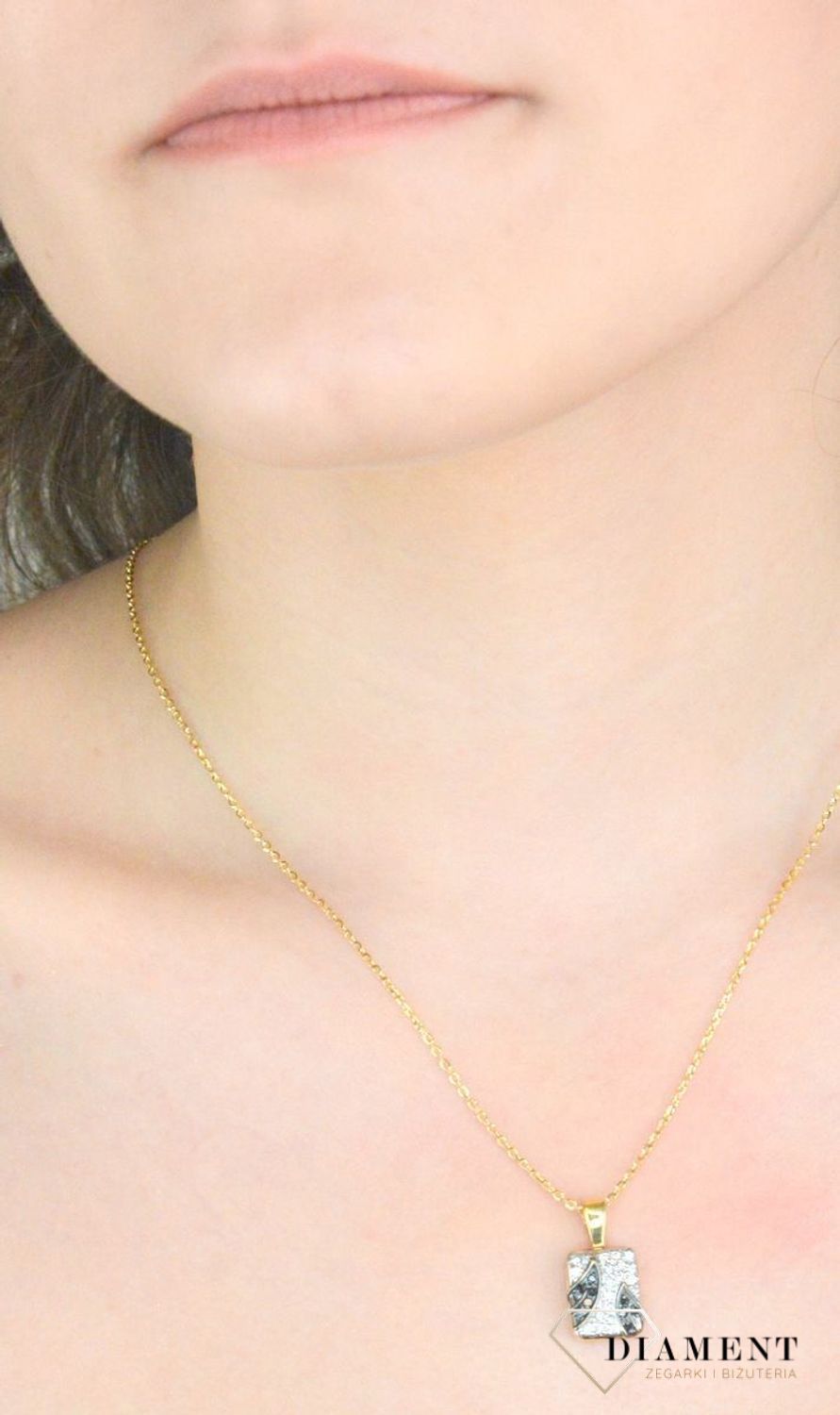 Zawieszka złota prostokątna cyrkonie pr 585, DIA-ZAW-2591-585 Wisiorek został wykonany z wysokiej jakości złota próby 585. Złoto to jeden z najpopularniejszych kruszców, cenione przez kobiety na całym świecie1.jpg