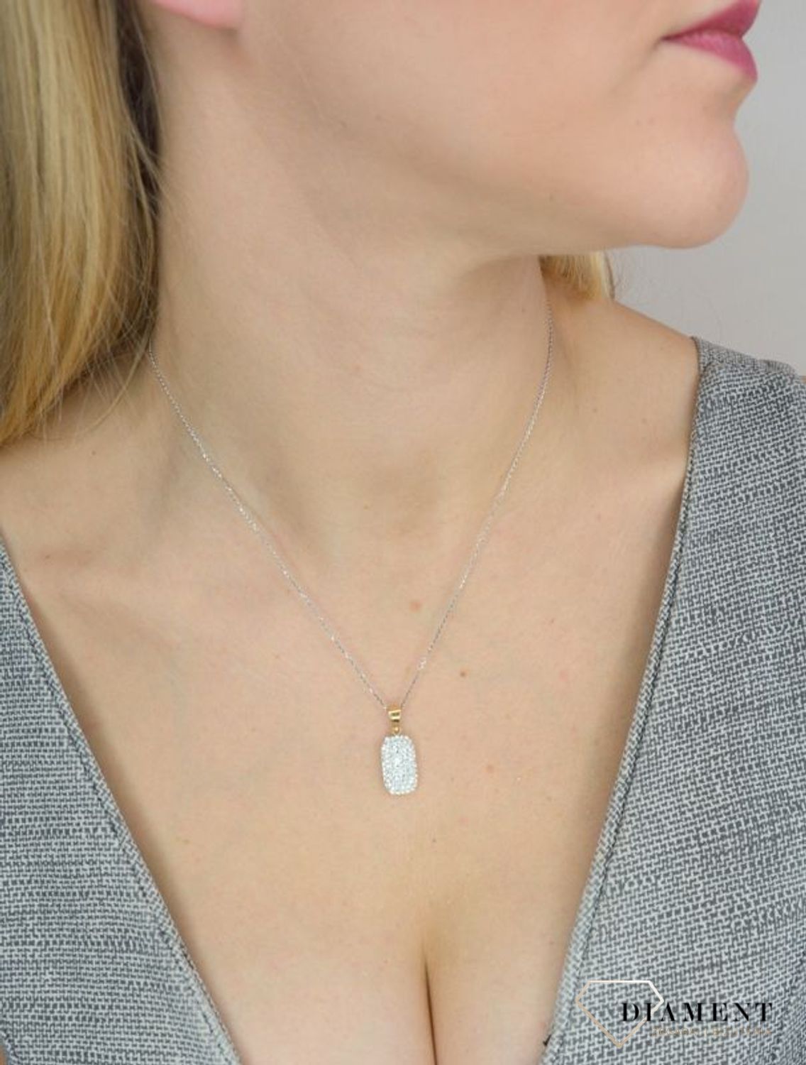 Złota zawieszka 585 kryształy Swarovski DIA-ZAW-2597-585 Złota zawieszka o ciekawym.jpg