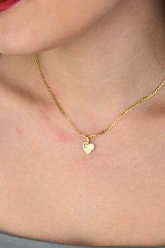 Złota zawieszka serce z literką C 585, wisiorek złoty serce z inicjałem, elegancka złota zawieszka, biżuteria damska złota 14K, prezent dla kobiety, DIA-ZAW-2607C-585, złote serce z literką C (3).jpg