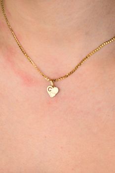 Złota zawieszka serce z literką C 585, wisiorek złoty serce z inicjałem, elegancka złota zawieszka, biżuteria damska złota 14K, prezent dla kobiety, DIA-ZAW-2607C-585, złote serce z literką C (5).jpg