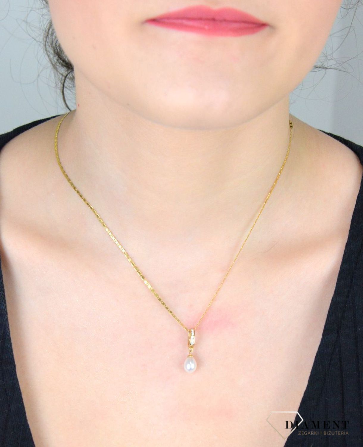 Zawieszka złota z perełka pr 585, DIA-ZAW-2612-585 Zjawiskowa zawieszka ozdobiona śliczną perełką. Dodatkowym atutem biżuterii damskiej jest drobna forma,1.jpg