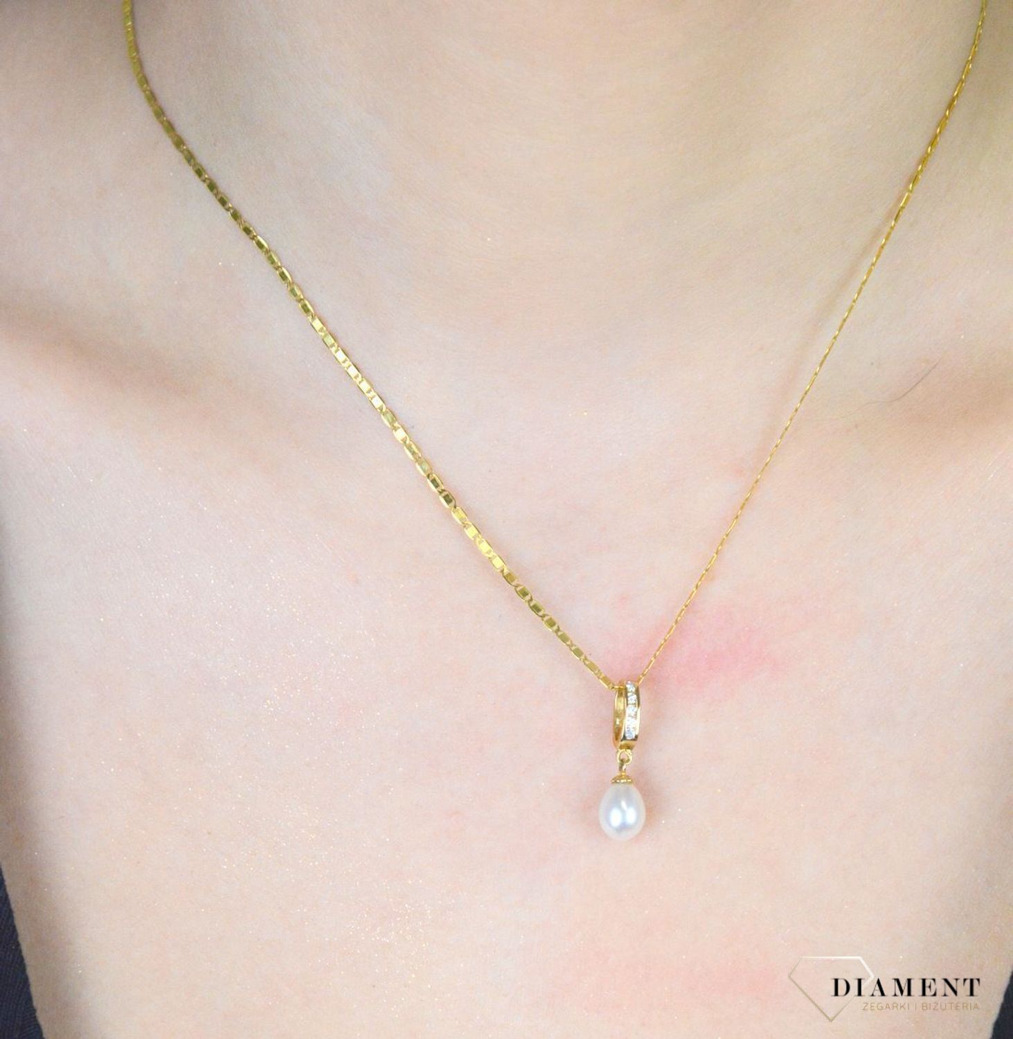 Zawieszka złota z perełka pr 585, DIA-ZAW-2612-585 Zjawiskowa zawieszka ozdobiona śliczną perełką. Dodatkowym atutem biżuterii damskiej jest drobna forma,1.jpg