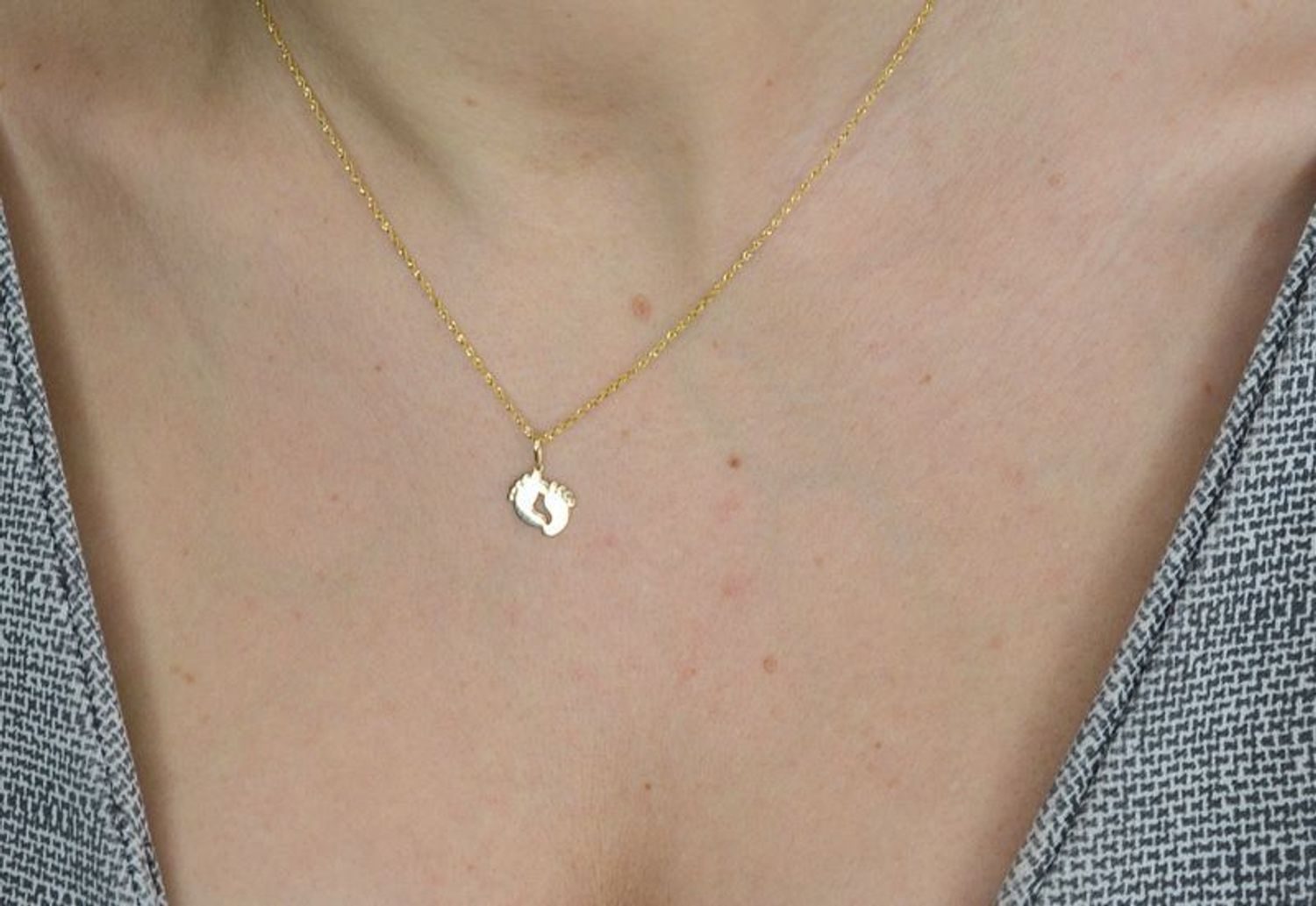 Złota zawieszka 585 gładkie stópki DIA-ZAW-2613-585.jpg