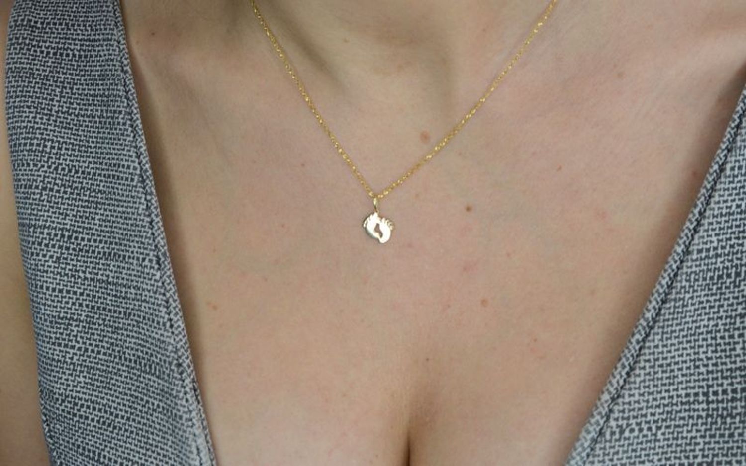 Złota zawieszka 585 gładkie stópki DIA-ZAW-2613-585.jpg