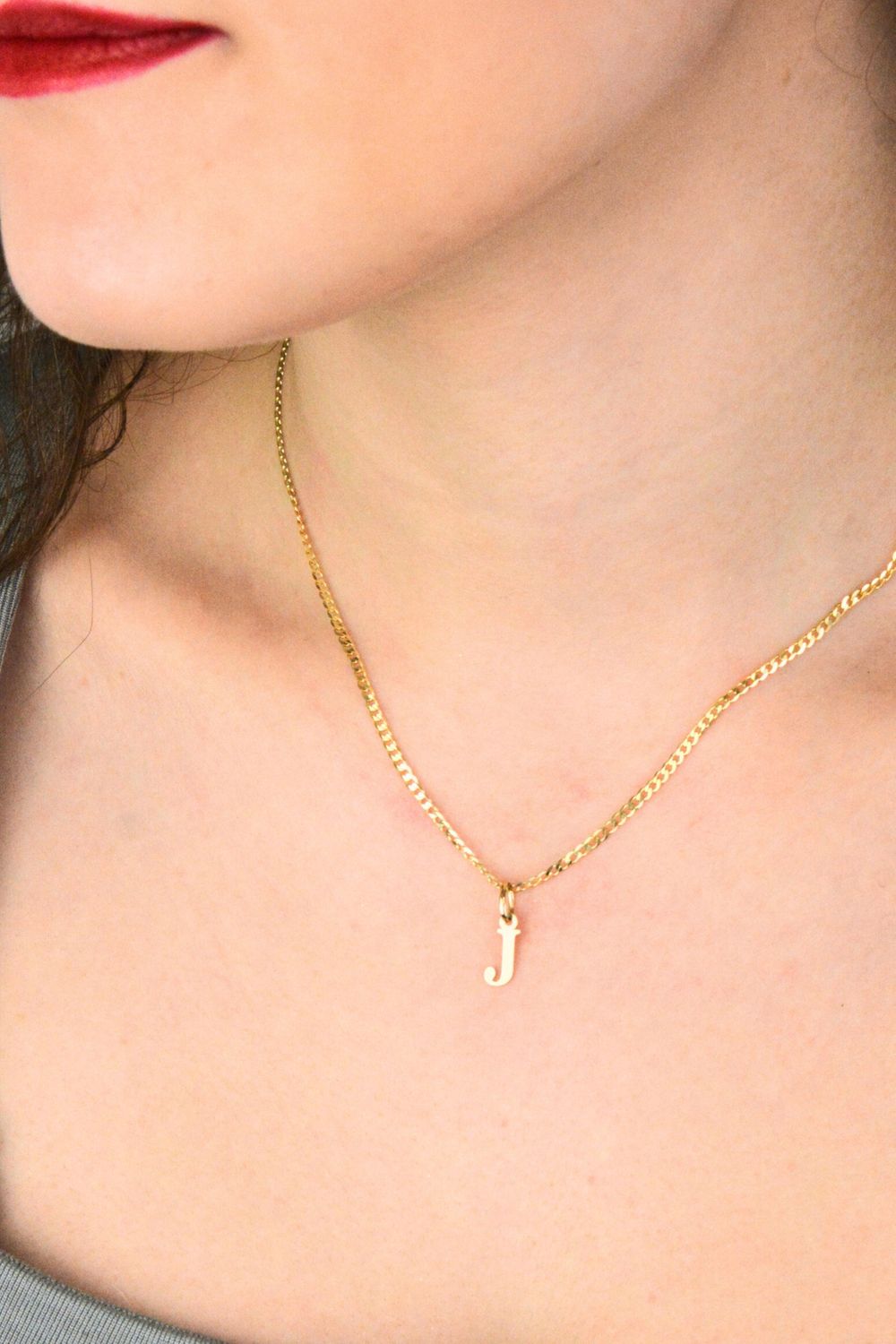 Złota zawieszka literka J 1 cm DIA-ZAW-2692J-585.  Jedyna w swoim rodzaju złota zawieszka w kształcie literki J. Wisiorek został wykonany z najwyższej jakości złota próby 585.jpg