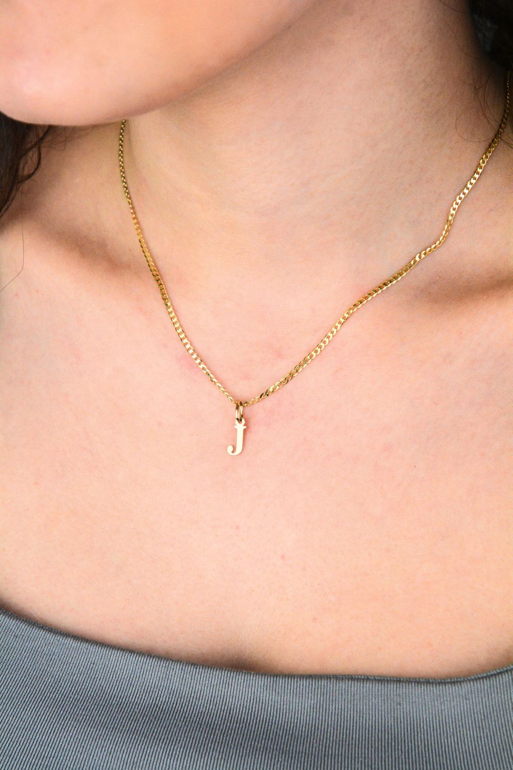 Złota zawieszka literka J 1 cm DIA-ZAW-2692J-585.  Jedyna w swoim rodzaju złota zawieszka w kształcie literki J. Wisiorek został wykonany z najwyższej jakości złota próby 585.jpg