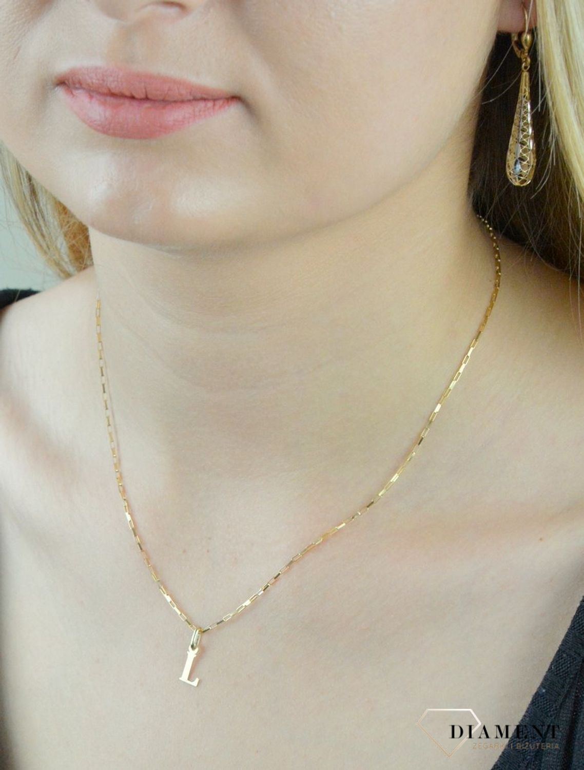 Złota zawieszka literka L 1 cm DIA-ZAW-2692L-585. Jedyna w swoim rodzaju złota zawieszka w kształcie literki L. Wisiorek został wykonany z najwyższej jakości złota próby 585. Złote literki to ostatni krzyk mody, uwielbiany prz.jpg