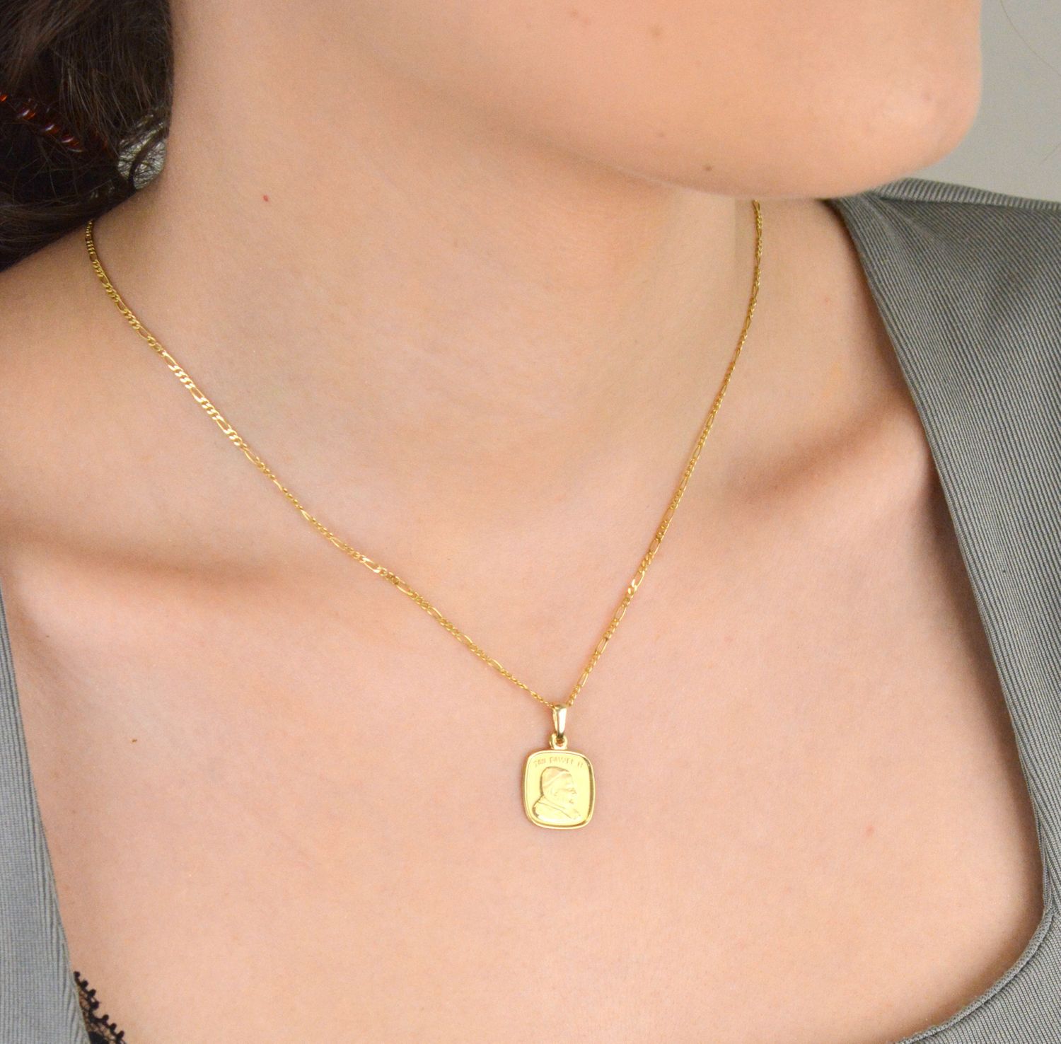 Zawieszka medalik złoty Święty Jan Paweł II DIA-ZAW-2716-585 Złoty medalik z wizerunkiem Świętego Jana Pawła II to doskonały upominek dla każdego kto ceni sobie postać papieża polaka1.jpg