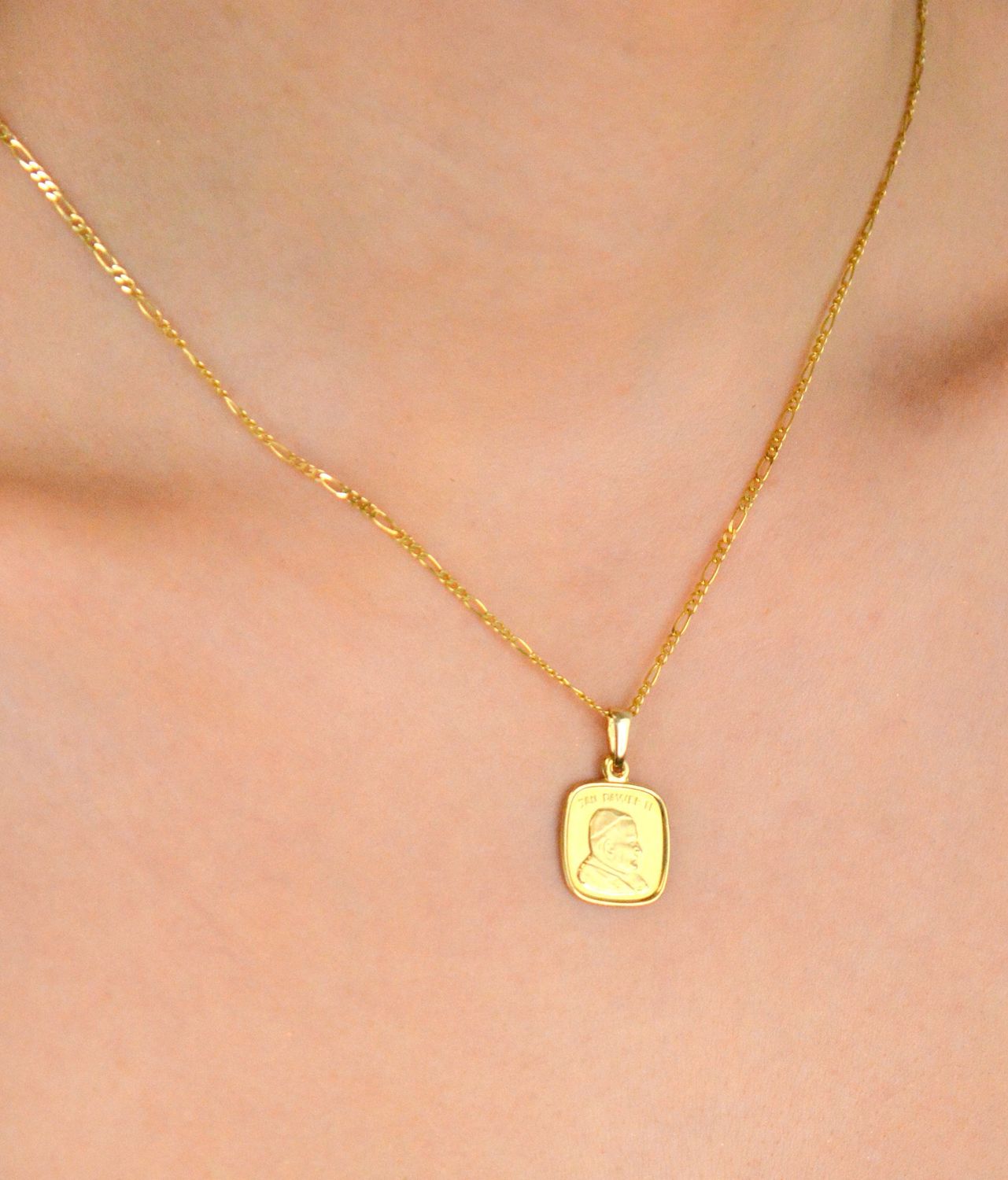 Zawieszka medalik złoty Święty Jan Paweł II DIA-ZAW-2716-585 Złoty medalik z wizerunkiem Świętego Jana Pawła II to doskonały upominek dla każdego kto ceni sobie postać papieża polaka1.jpg