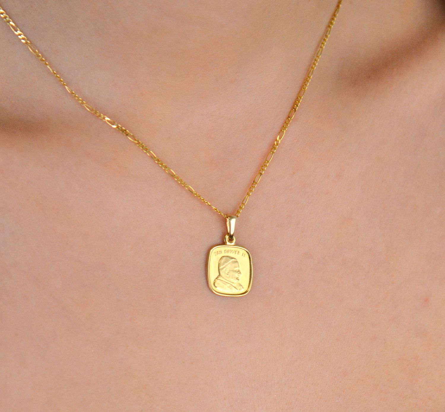 Zawieszka medalik złoty Święty Jan Paweł II DIA-ZAW-2716-585 Złoty medalik z wizerunkiem Świętego Jana Pawła II to doskonały upominek dla każdego kto ceni sobie postać papieża polaka1.jpg