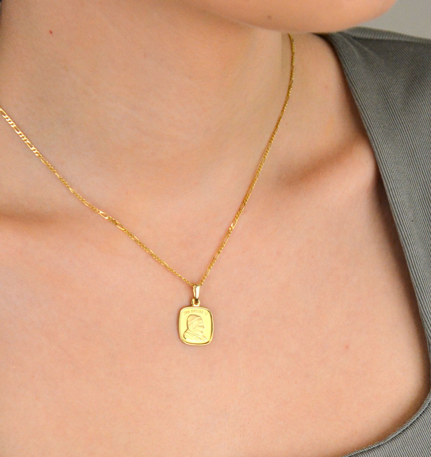 Zawieszka medalik złoty Święty Jan Paweł II DIA-ZAW-2716-585 Złoty medalik z wizerunkiem Świętego Jana Pawła II to doskonały upominek dla każdego kto ceni sobie postać papieża polaka1.jpg