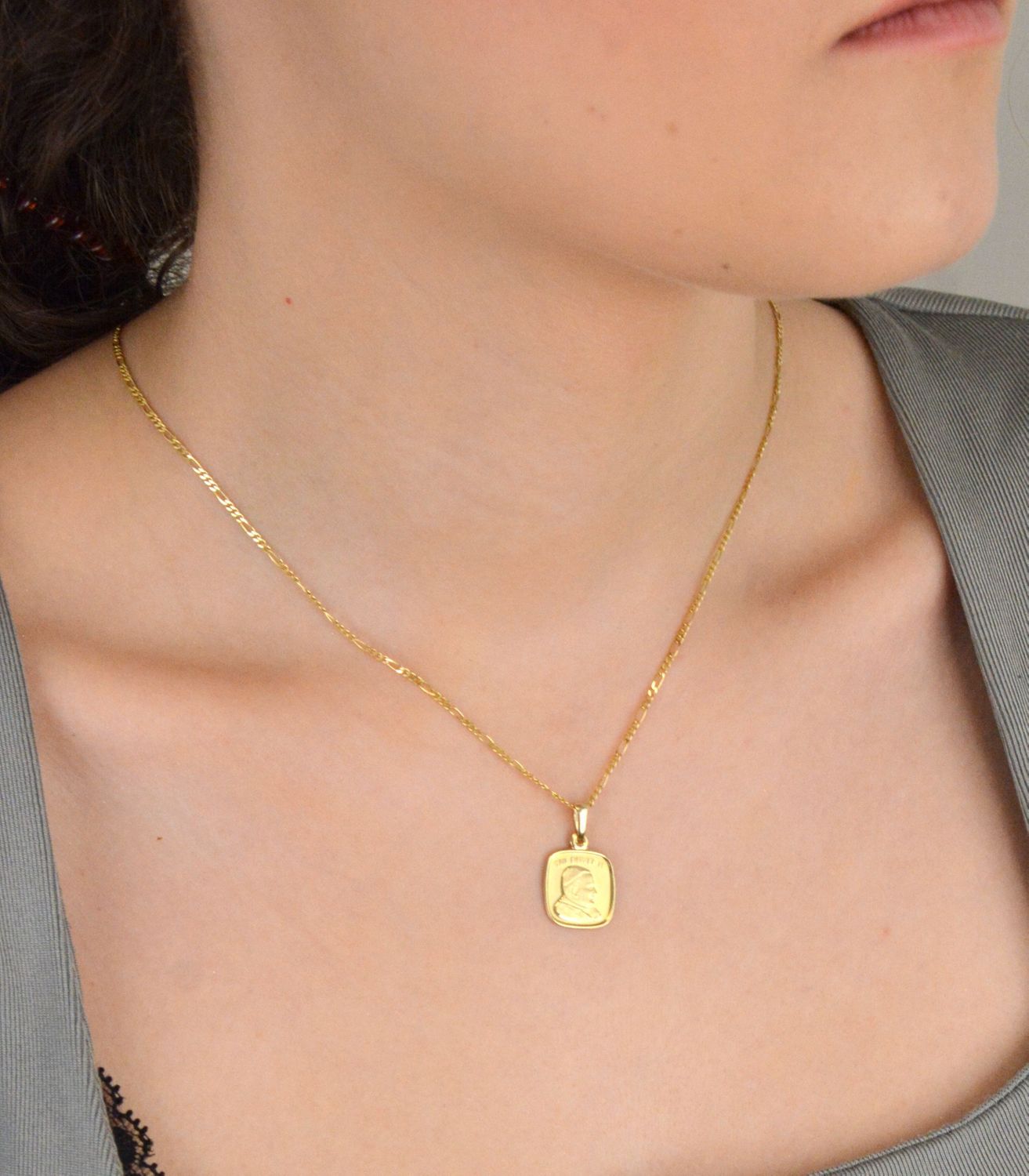 Zawieszka medalik złoty Święty Jan Paweł II DIA-ZAW-2716-585 Złoty medalik z wizerunkiem Świętego Jana Pawła II to doskonały upominek dla każdego kto ceni sobie postać papieża polaka1.jpg