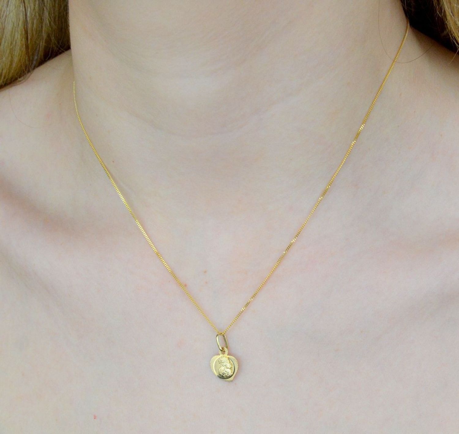 Złota zawieszka 585 medalik Matka Boska Częstochowska w serduszku DIA-ZAW-2724-585. Medalik będący wspaniałą pamiątką i prezentem z okazji chrztu, komunii czy bierzmowania. Zawieszka wykonana ze złota próby 585 Piękna biżuteri.jpg