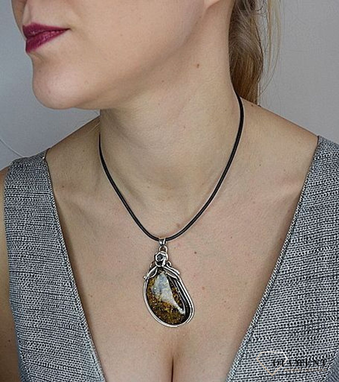 Duża zawieszka srebrna z bursztynem otoczona srebrem DIA-ZAW-2780-925.jpg