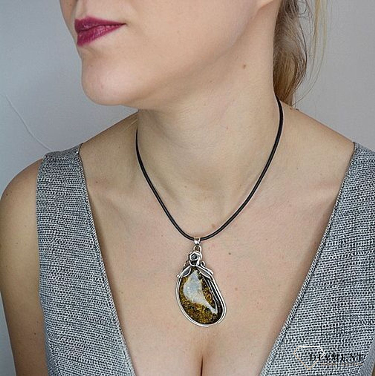 Duża zawieszka srebrna z bursztynem otoczona srebrem DIA-ZAW-2780-925.jpg