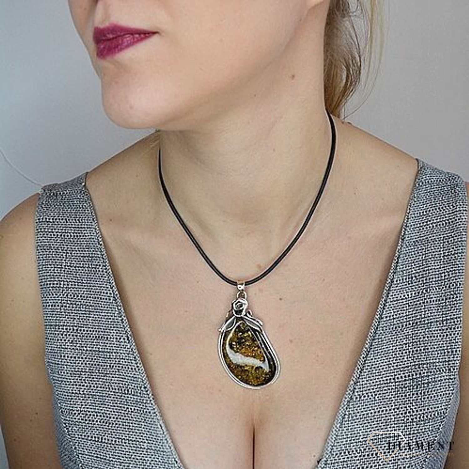 Duża zawieszka srebrna z bursztynem otoczona srebrem DIA-ZAW-2780-925.jpg