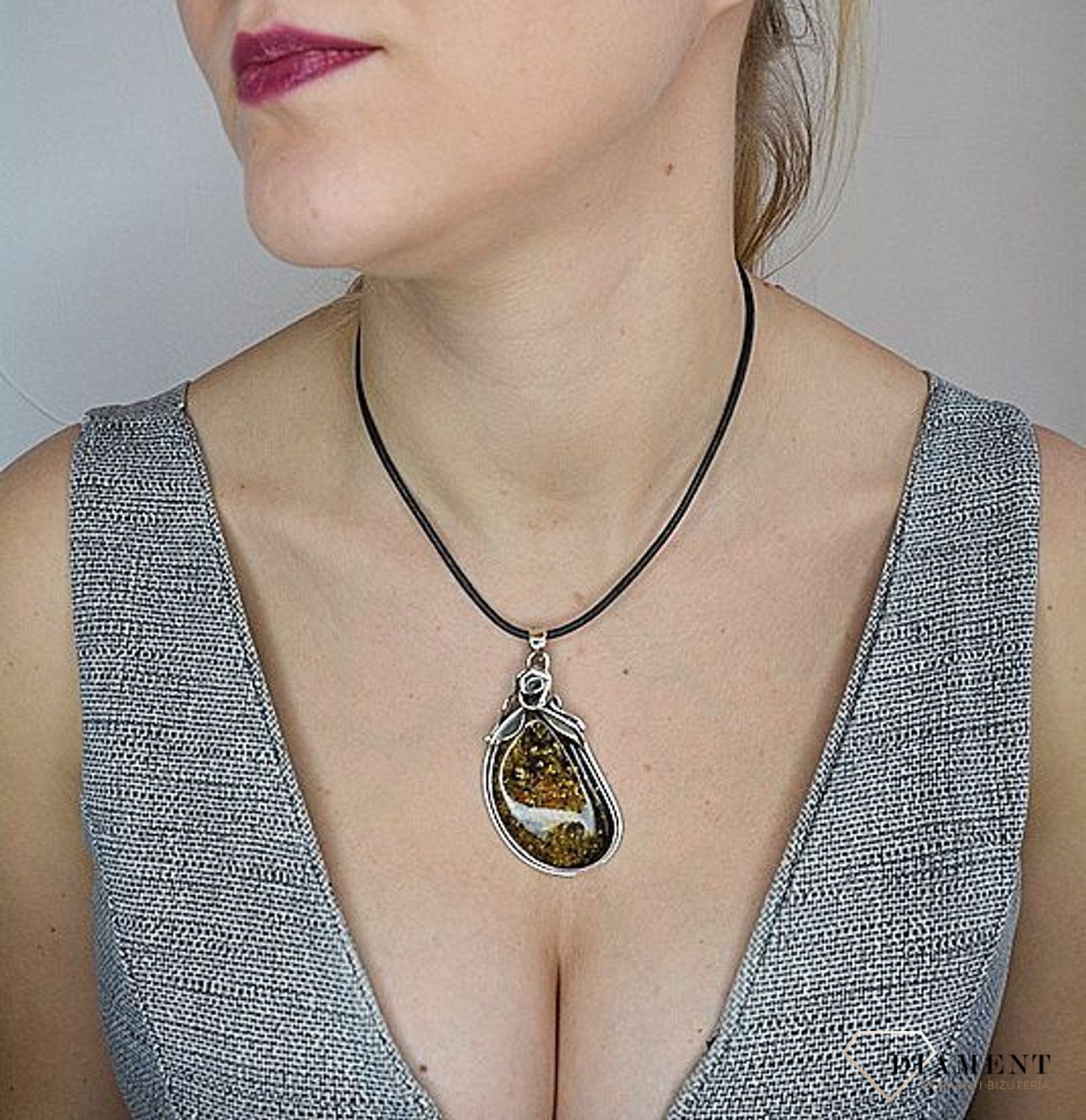 Duża zawieszka srebrna z bursztynem otoczona srebrem DIA-ZAW-2780-925.jpg