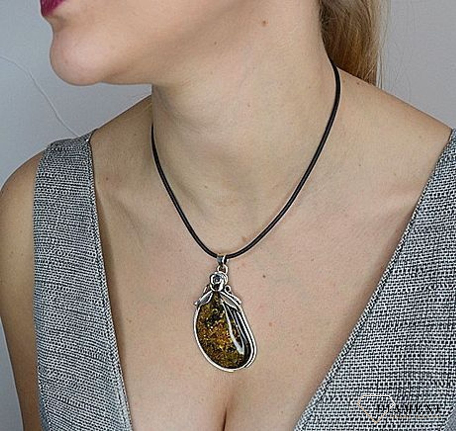 Duża zawieszka srebrna z bursztynem otoczona srebrem DIA-ZAW-2780-925.jpg