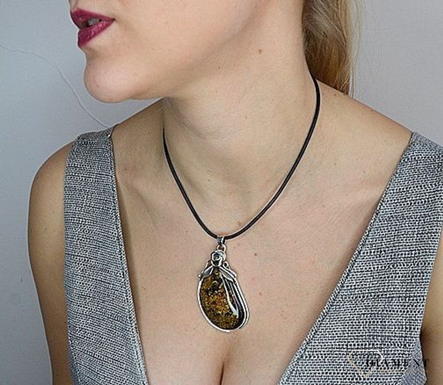 Duża zawieszka srebrna z bursztynem otoczona srebrem DIA-ZAW-2780-925.jpg