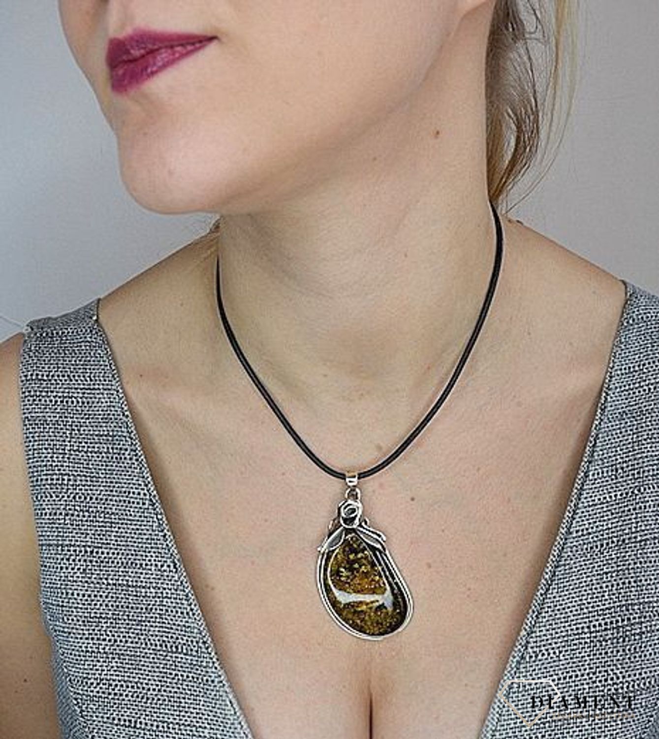 Duża zawieszka srebrna z bursztynem otoczona srebrem DIA-ZAW-2780-925.jpg