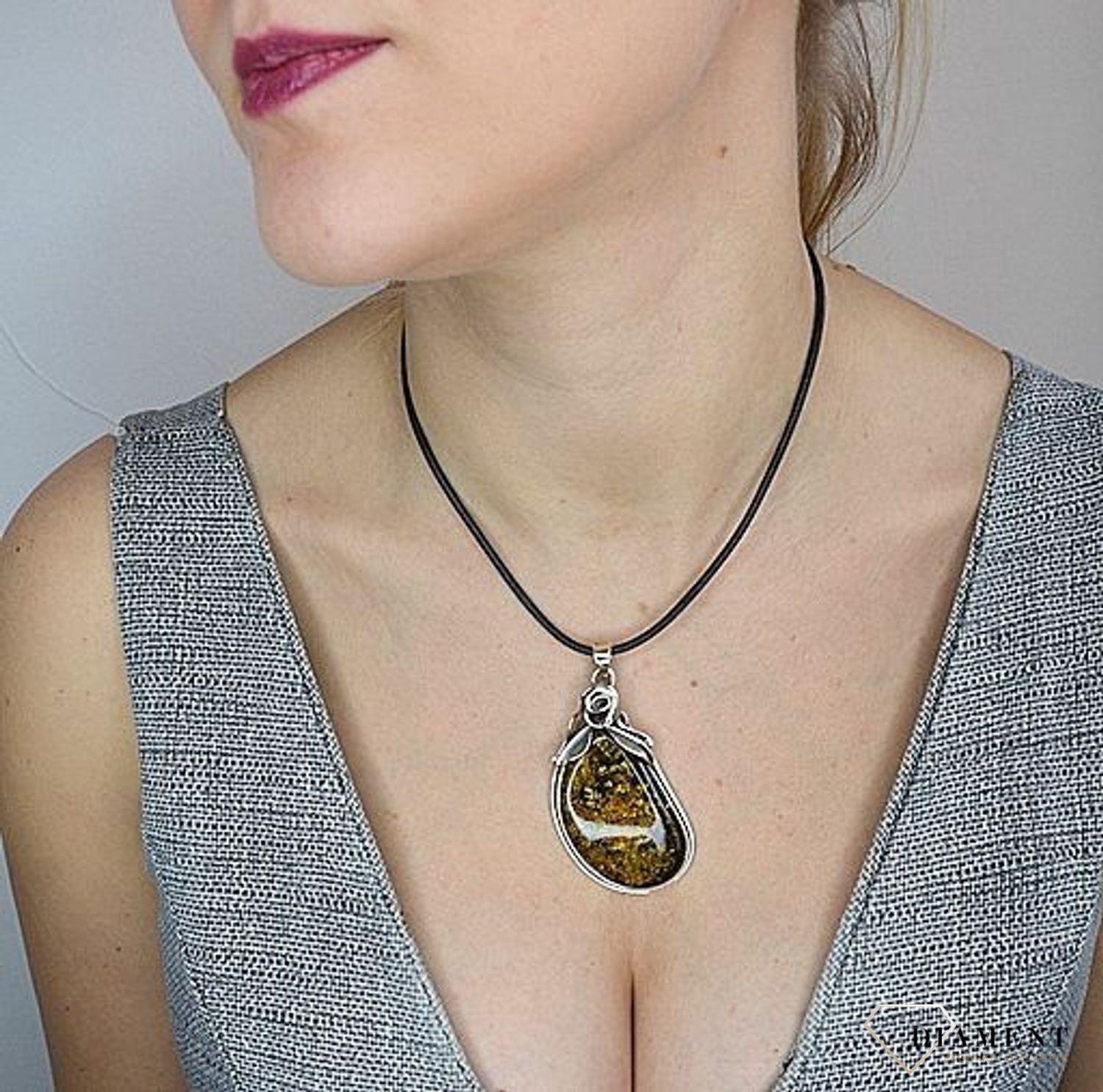 Duża zawieszka srebrna z bursztynem otoczona srebrem DIA-ZAW-2780-925.jpg