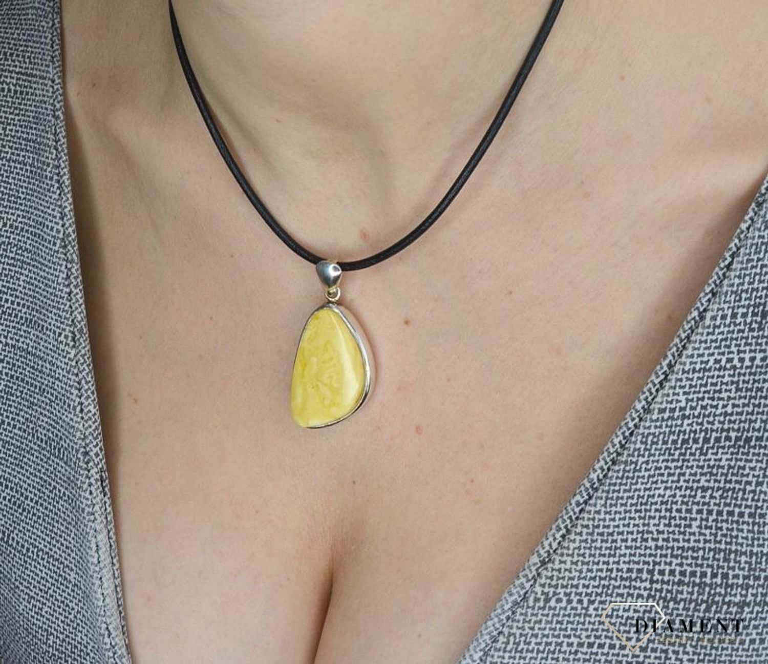 Zawieszka srebrna z mlecznym bursztynem DIA-ZAW-2781-925 (1).JPG