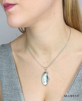 Zawieszka srebrna z masą perłową DIA-ZAW-2787-925. Srebrna zawieszka z masą perłową. W symbolicznej biżuterii dominuje minimalistyczny styl i ponadczasowa forma (2).JPG