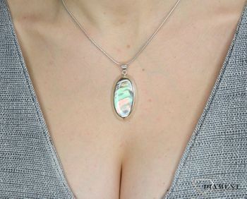 Zawieszka srebrna z masą perłową DIA-ZAW-2787-925. Srebrna zawieszka z masą perłową. W symbolicznej biżuterii dominuje minimalistyczny styl i ponadczasowa forma (4).JPG