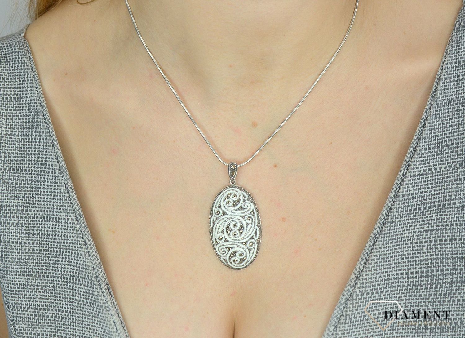 Zawieszka srebrna z markazytami i białą emalią.jpg