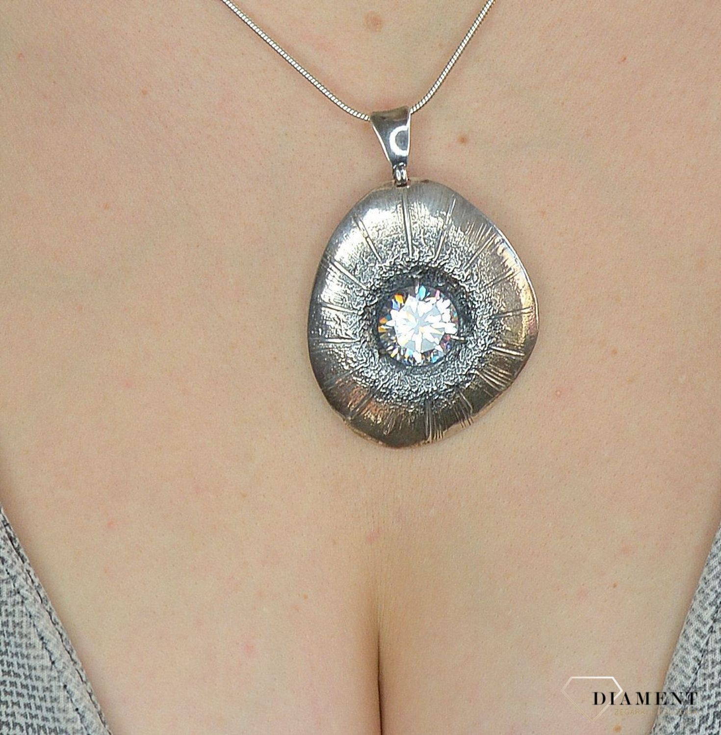 Zawieszka srebrna oksydowane z cyrkonią.jpg