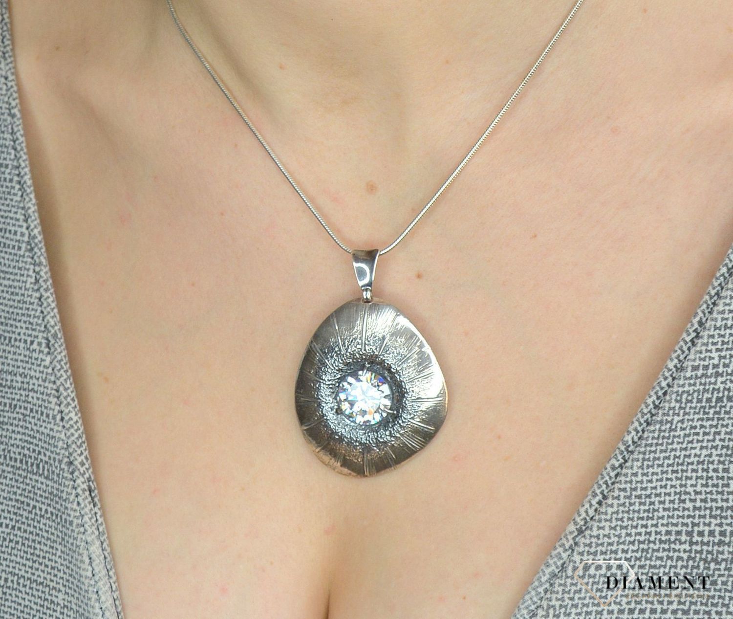 Zawieszka srebrna oksydowane z cyrkonią.jpg