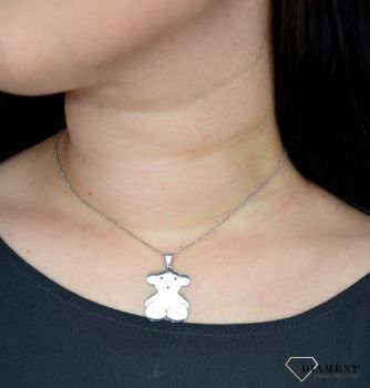 Zawieszka stalowa z motywem misia to propozycja od sklepu jubilerskiego Diament. Biżuteria dla osoby, która lubi lekkość i subtelność w swoich stylizacjach. Charakteryzuje się niezwykłą precyzją wykonania. (2).JPG