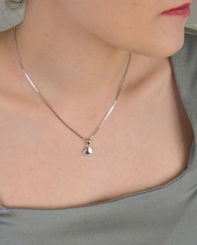 Zawieszka srebrna próba 925, serce zdobione cyrkonią DIA-ZAW-300357-925 Urocza zawieszka srebrna w kształcie serca, wykonana z srebra próby 925, ozdobiona cyrkonią, która subtelnie rozświetla jej powierzchnię  (2).JPG