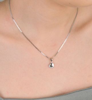 Zawieszka srebrna próba 925, serce zdobione cyrkonią DIA-ZAW-300357-925 Urocza zawieszka srebrna w kształcie serca, wykonana z srebra próby 925, ozdobiona cyrkonią, która subtelnie rozświetla jej powierzchnię .JPG