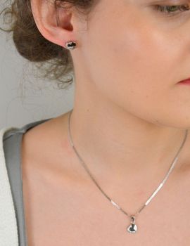 Zawieszka srebrna próba 925, serce zdobione cyrkonią DIA-ZAW-300357-925 Urocza zawieszka srebrna w kształcie serca, wykonana z srebra próby 925, ozdobiona cyrkonią, która subtelnie rozświetla jej powierzchnię.fd.JPG