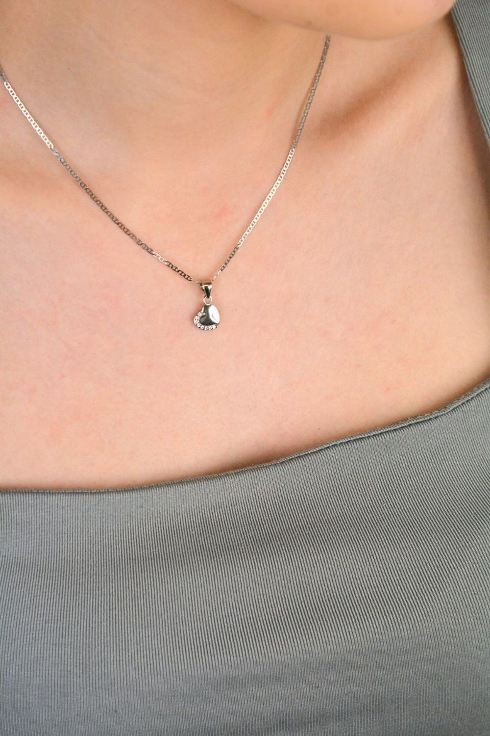 Zawieszka srebrna próba 925, serce zdobione cyrkonią DIA-ZAW-300357-925 Urocza zawieszka srebrna w kształcie serca, wykonana z srebra próby 925, ozdobiona cyrkonią, która subtelnie rozświetla 1.jpg