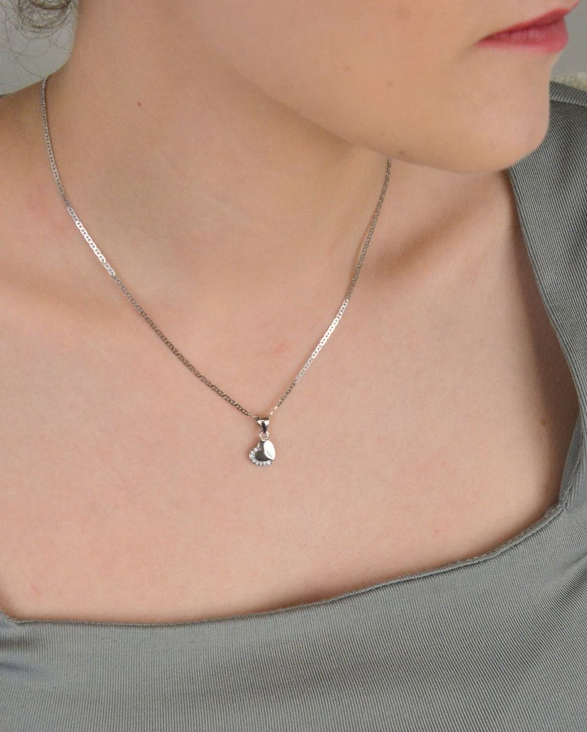 Zawieszka srebrna próba 925, serce zdobione cyrkonią DIA-ZAW-300357-925 Urocza zawieszka srebrna w kształcie serca, wykonana z srebra próby 925, ozdobiona cyrkonią, która subtelnie rozświetla 1.jpg