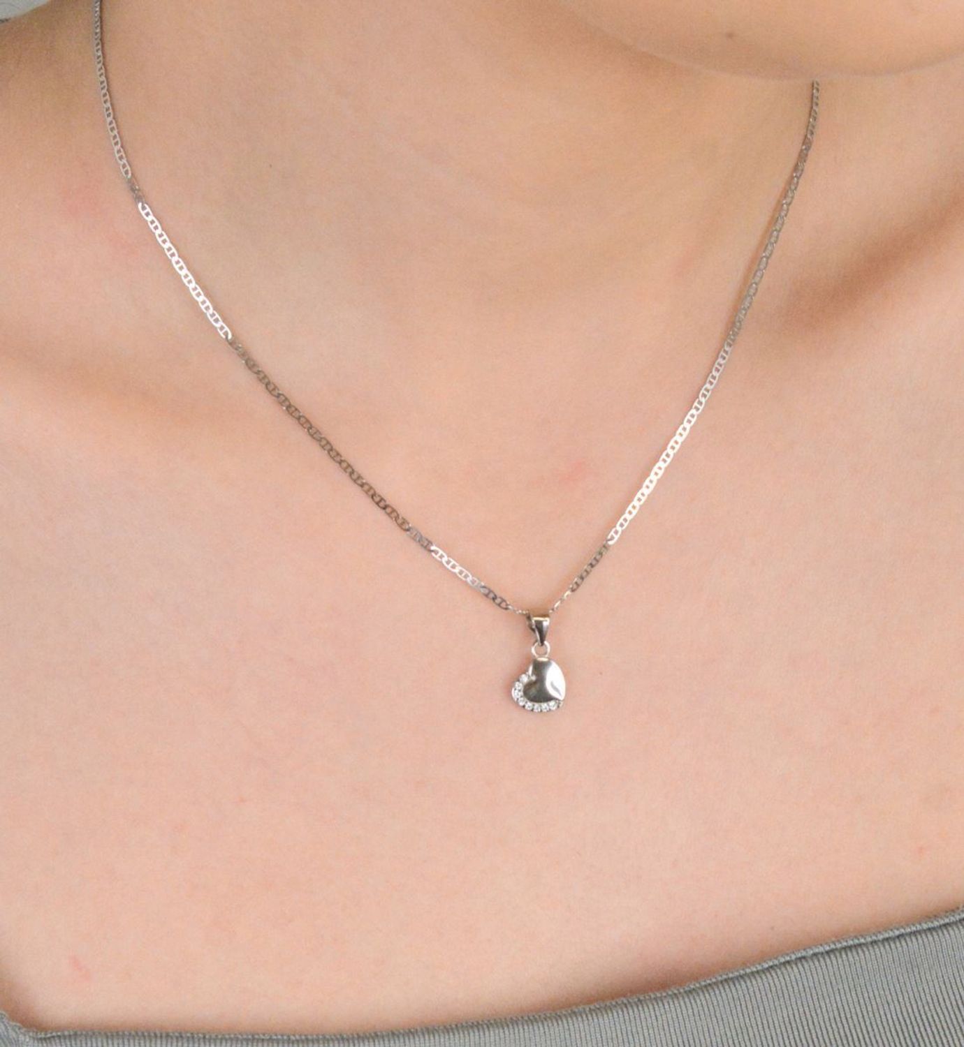 Zawieszka srebrna próba 925, serce zdobione cyrkonią DIA-ZAW-300357-925 Urocza zawieszka srebrna w kształcie serca, wykonana z srebra próby 925, ozdobiona cyrkonią, która subtelnie rozświetla 1.jpg