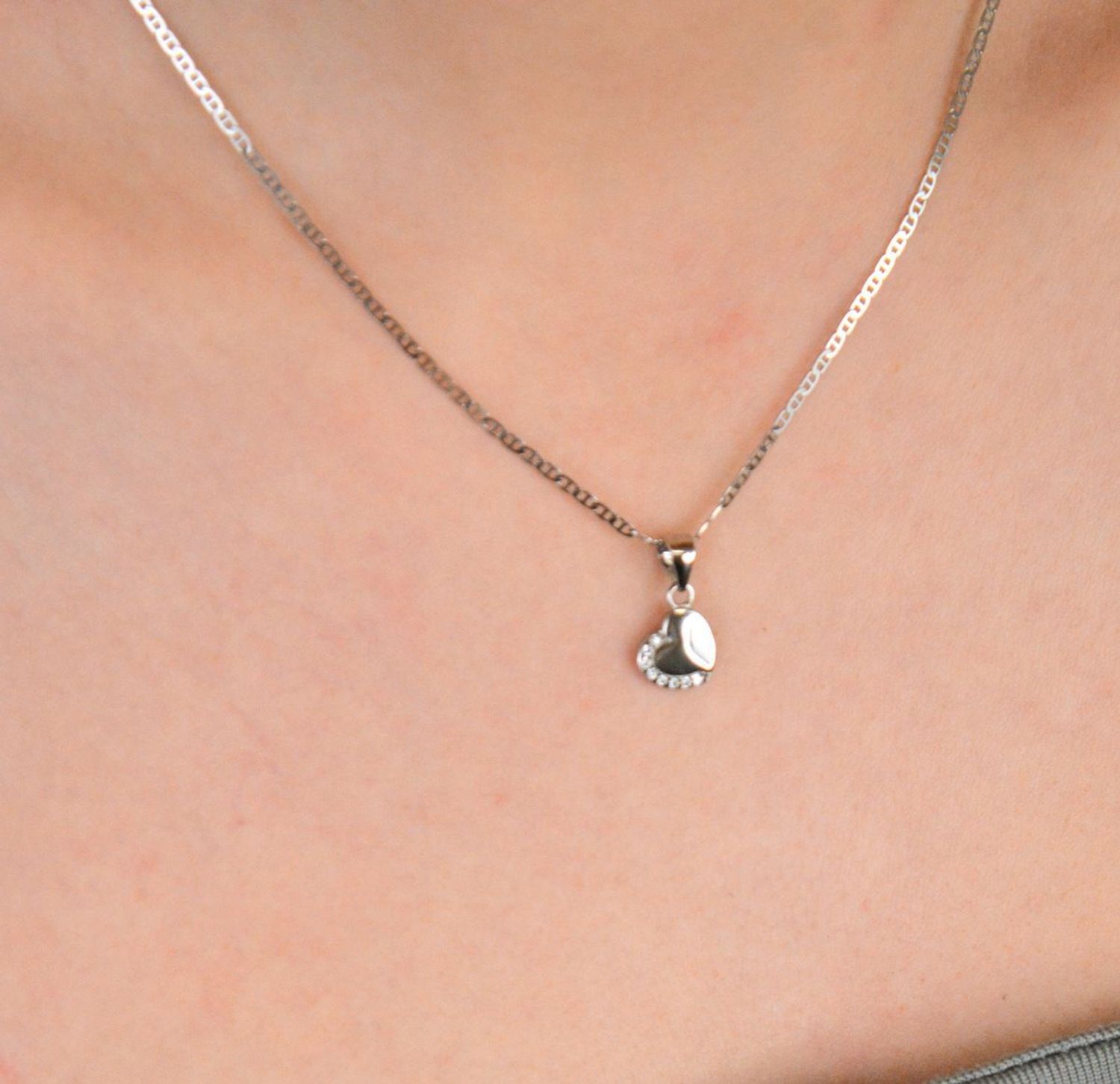 Zawieszka srebrna próba 925, serce zdobione cyrkonią DIA-ZAW-300357-925 Urocza zawieszka srebrna w kształcie serca, wykonana z srebra próby 925, ozdobiona cyrkonią, która subtelnie rozświetla 1.jpg