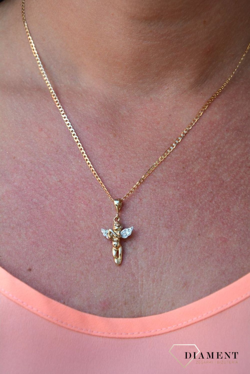 Zawieszka aniołek próby 333 DIA-ZAW-3019-333. Złoty wisiorek w kształcie aniołka ze złożonymi dłońmi oraz cyrkoniami na skrzydełkach. Wisiorek ten to idealny pomysł na prezent, którym wyjawimy swoje uczucia..jpg