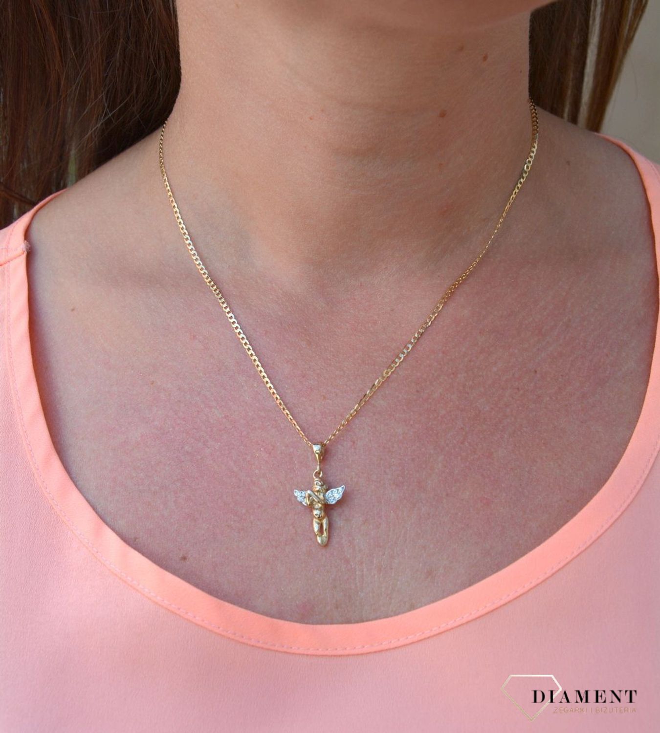 Zawieszka aniołek próby 333 DIA-ZAW-3019-333. Złoty wisiorek w kształcie aniołka ze złożonymi dłońmi oraz cyrkoniami na skrzydełkach. Wisiorek ten to idealny pomysł na prezent, którym wyjawimy swoje uczucia..jpg