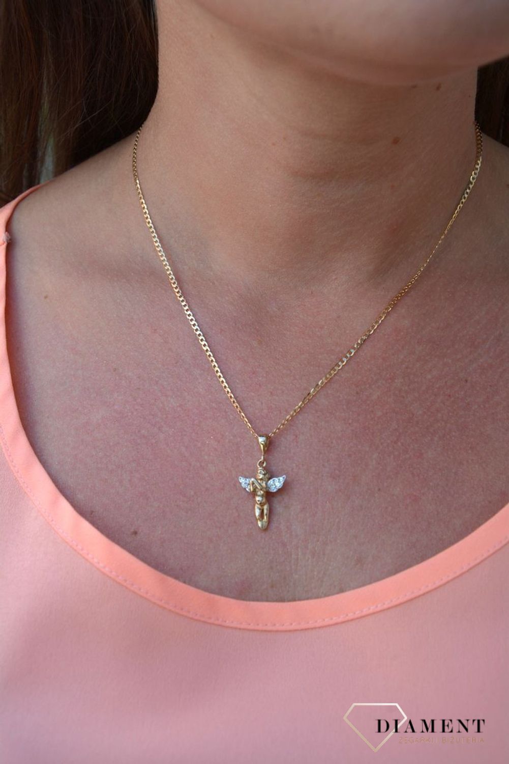 Zawieszka aniołek próby 333 DIA-ZAW-3019-333. Złoty wisiorek w kształcie aniołka ze złożonymi dłońmi oraz cyrkoniami na skrzydełkach. Wisiorek ten to idealny pomysł na prezent, którym wyjawimy swoje uczucia..jpg