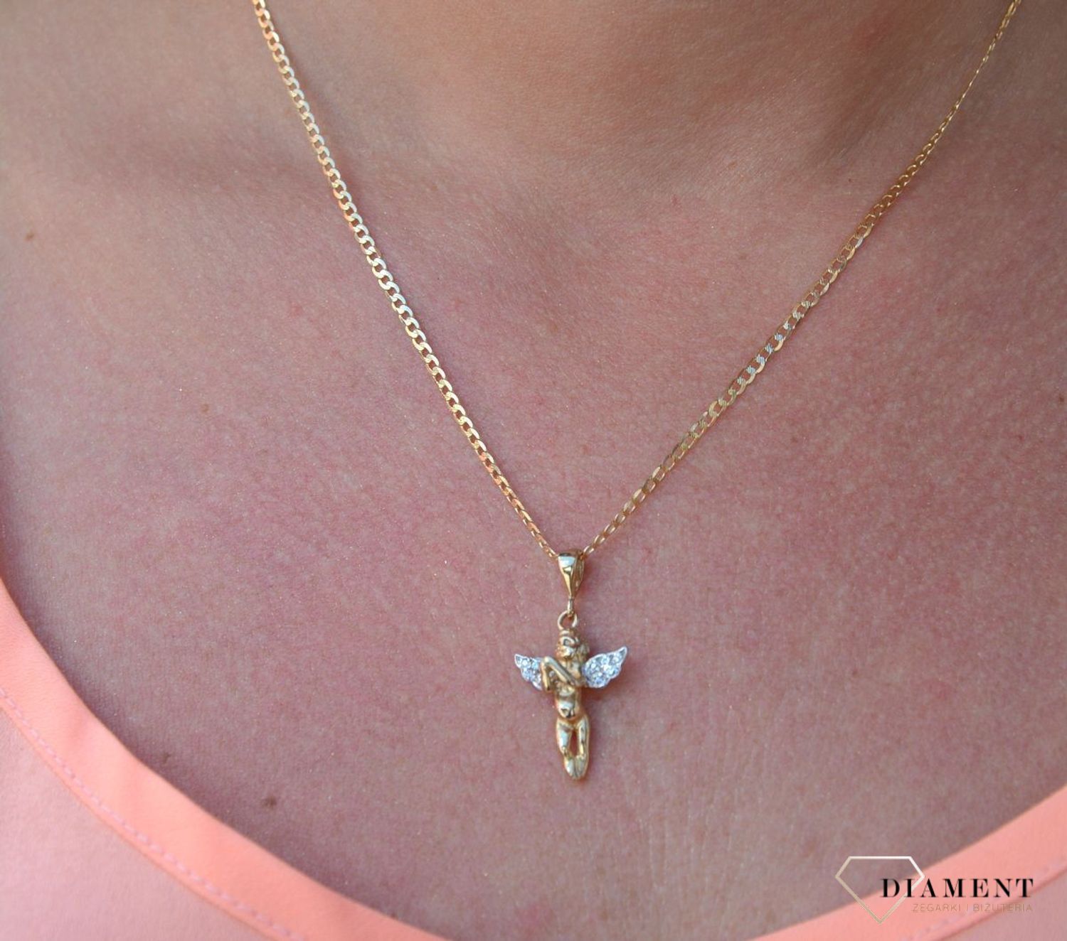 Zawieszka aniołek próby 333 DIA-ZAW-3019-333. Złoty wisiorek w kształcie aniołka ze złożonymi dłońmi oraz cyrkoniami na skrzydełkach. Wisiorek ten to idealny pomysł na prezent, którym wyjawimy swoje uczucia..jpg